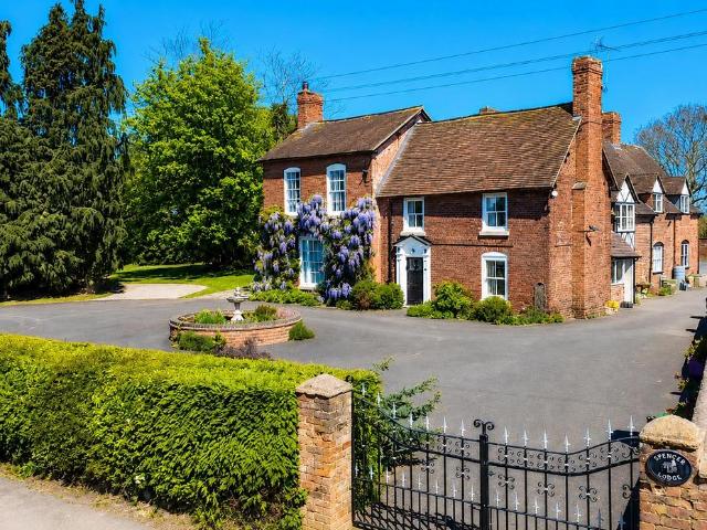 6 bedroom detached house for sale