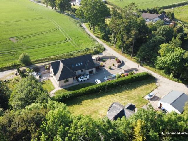 6 bedroom detached house for sale
