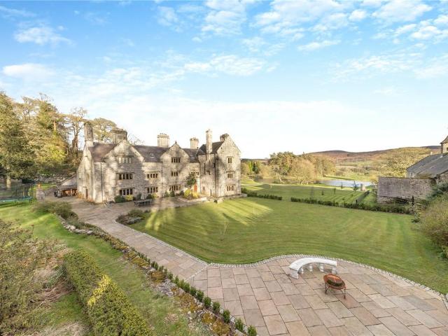 6 bedroom detached house for sale