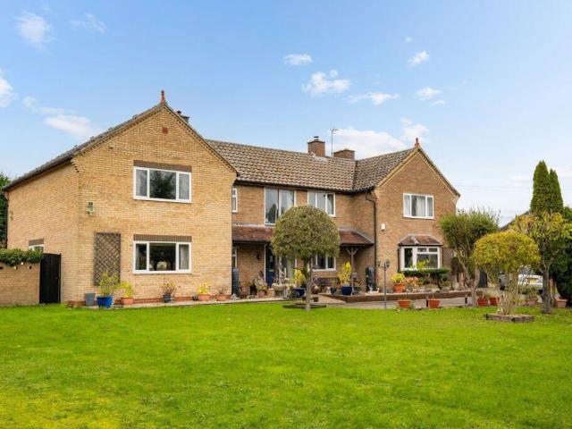 6 bedroom detached house for sale