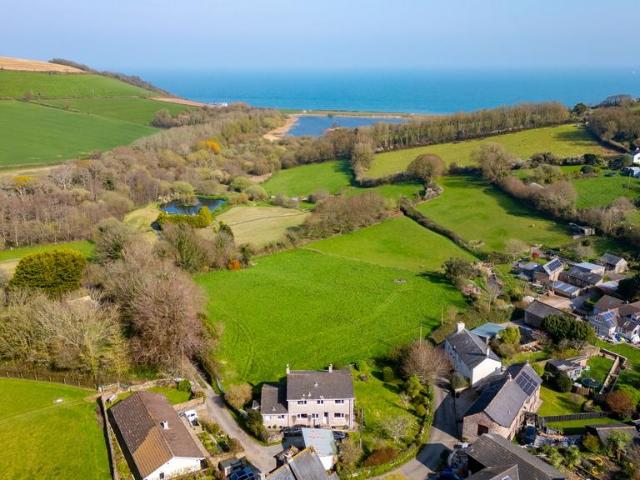 6 bedroom detached house for sale