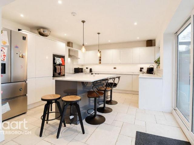 6 bedroom detached house for sale