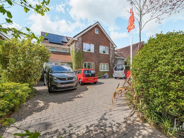 6 bedroom detached house for sale