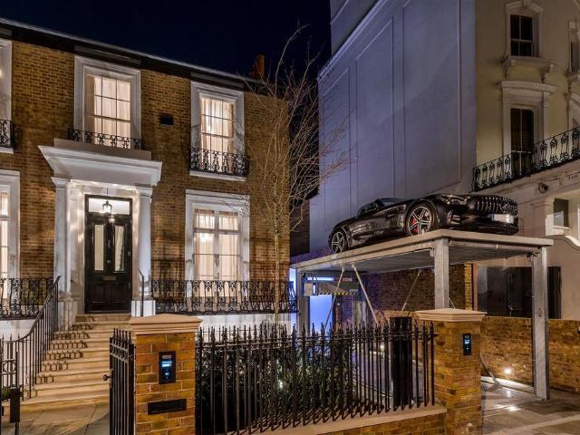 6 bedroom detached house for sale