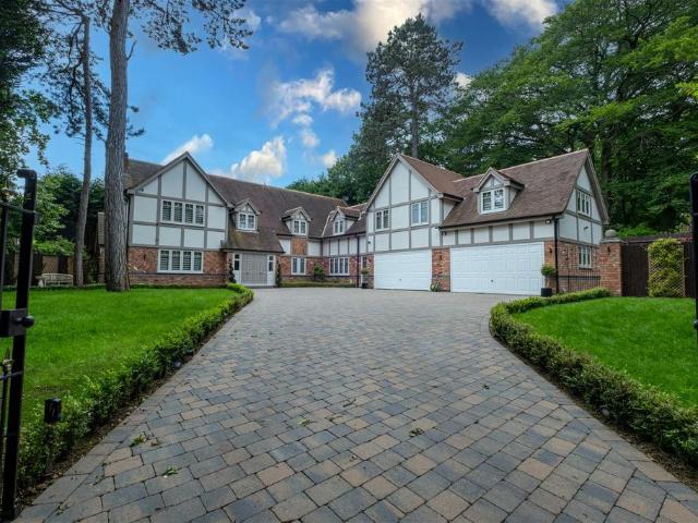 6 bedroom detached house for sale