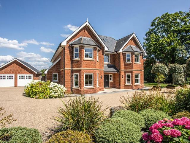 6 bedroom detached house for sale