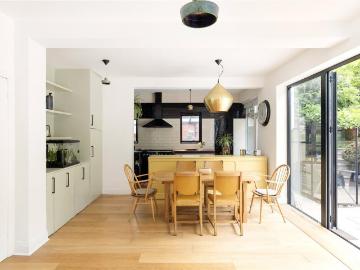 6 bedroom detached house for sale
