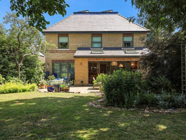6 bedroom detached house for sale
