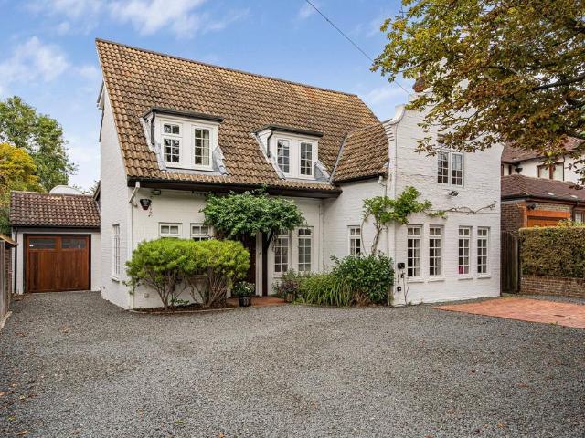 6 bedroom detached house for sale