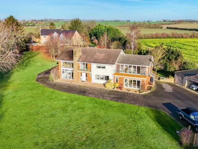 6 bedroom detached house for sale