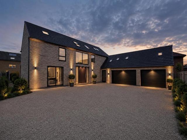6 bedroom detached house for sale