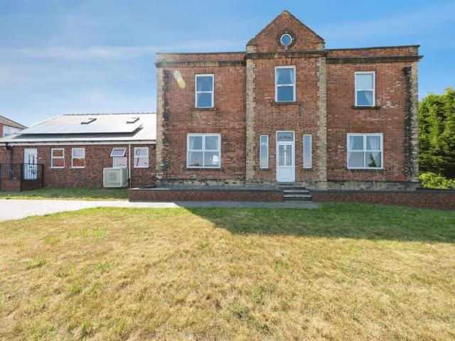 6 bedroom detached house for sale
