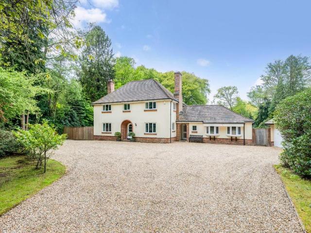 6 bedroom detached house for sale