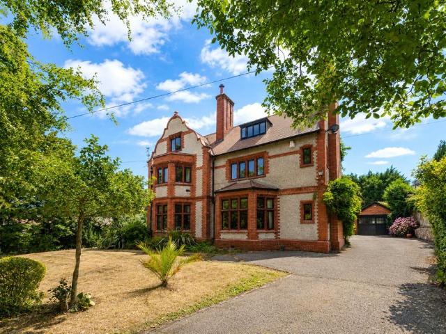 6 bedroom detached house for sale