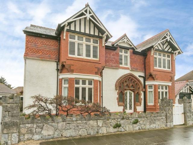 6 bedroom detached house for sale