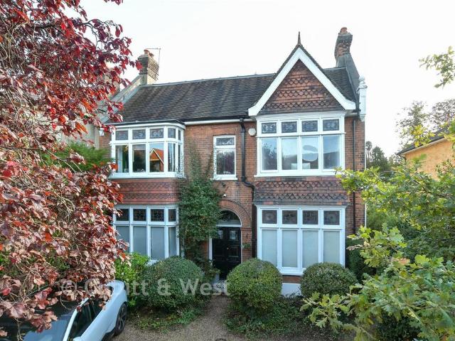 6 bedroom detached house for sale