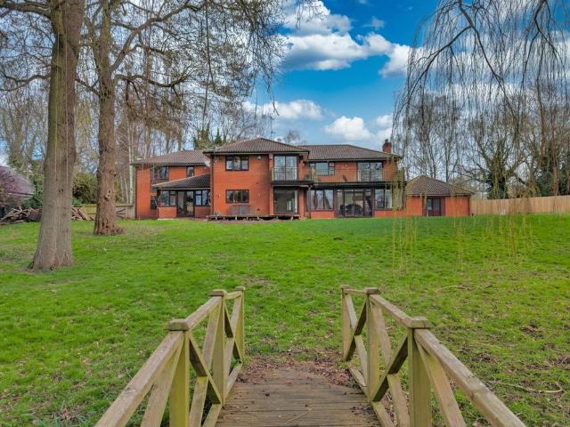 6 bedroom detached house for sale