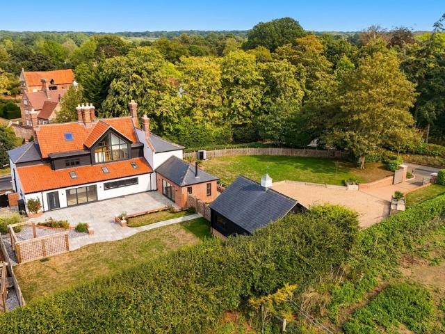 6 bedroom detached house for sale