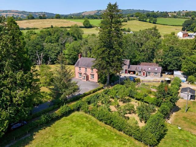 6 bedroom detached house for sale