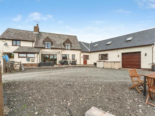 6 bedroom detached house for sale