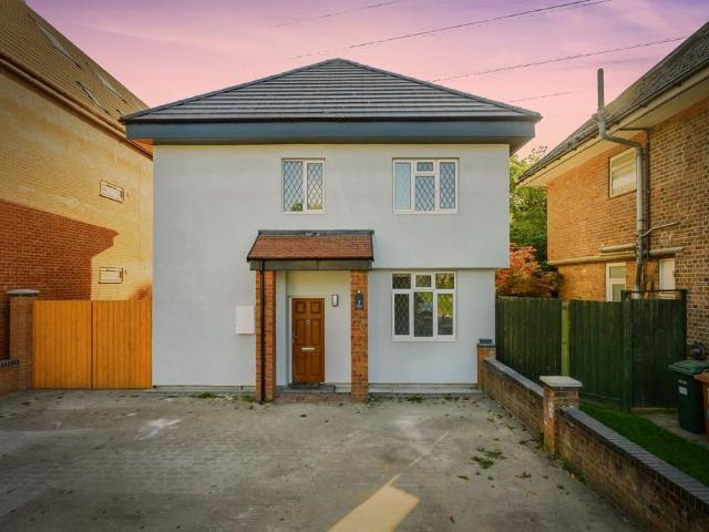 6 bedroom detached house for sale