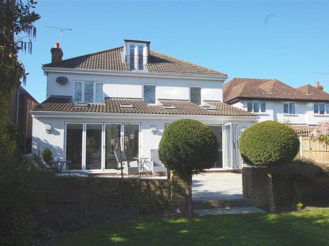 6 bedroom detached house for sale