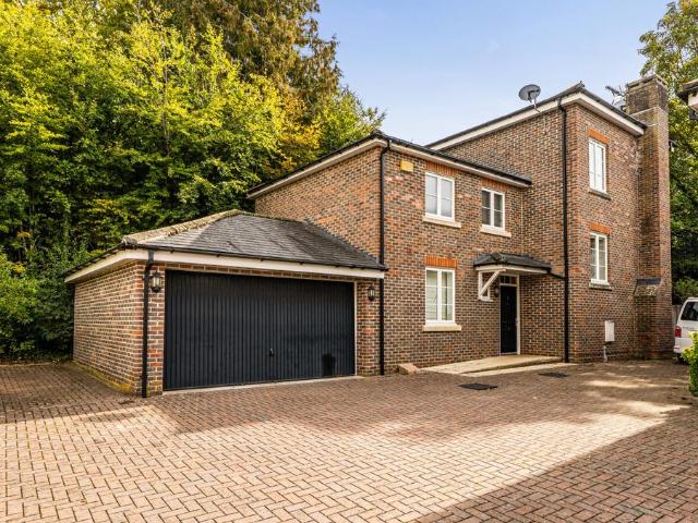 6 bedroom detached house for sale