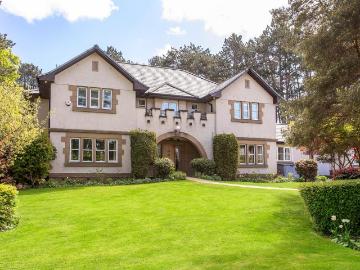 6 bedroom detached house for sale
