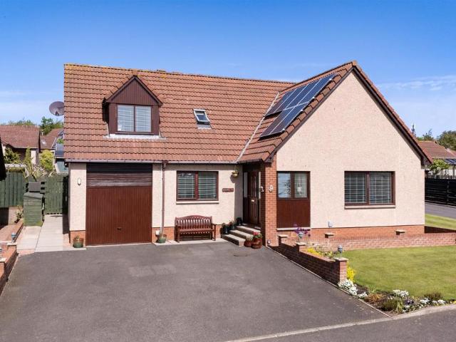 6 bedroom detached house for sale