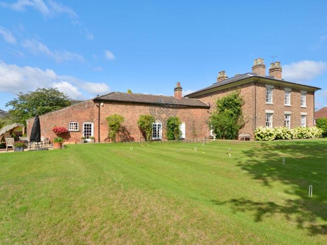 6 bedroom detached house for sale