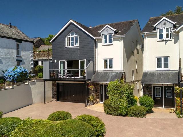 6 bedroom detached house for sale
