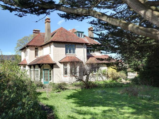 6 bedroom detached house for sale