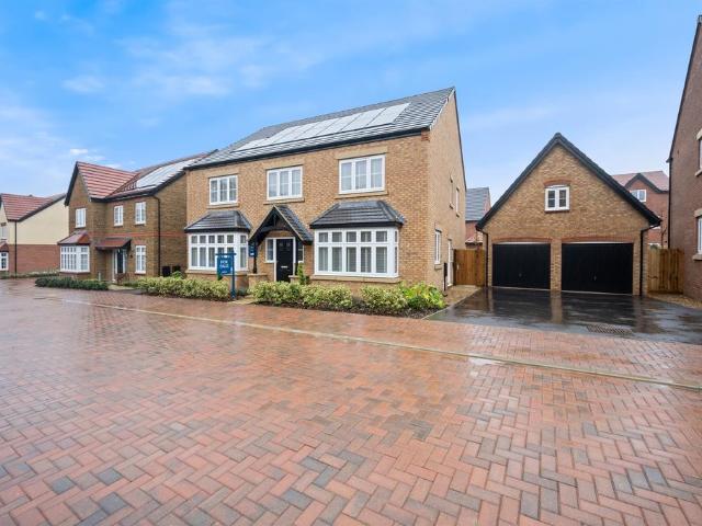 6 bedroom detached house for sale