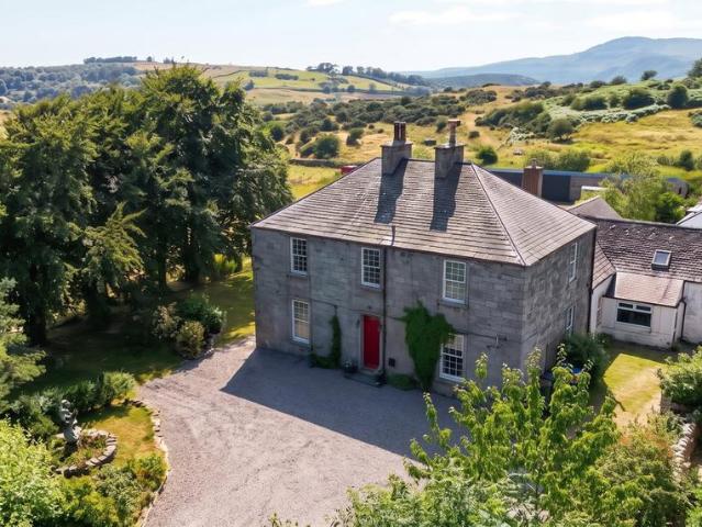 6 bedroom detached house for sale