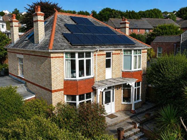 6 bedroom detached house for sale