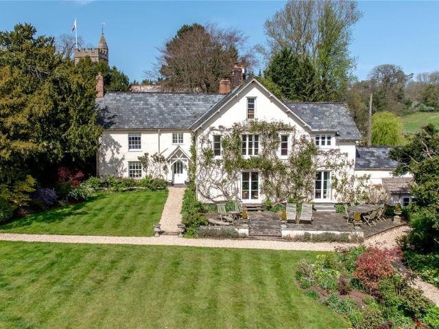 6 bedroom detached house for sale