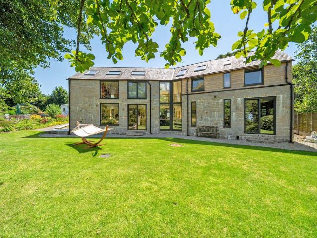 6 bedroom detached house for sale