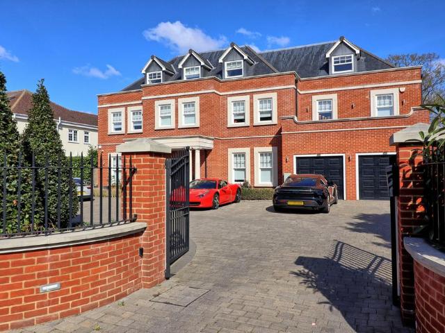 6 bedroom detached house for sale
