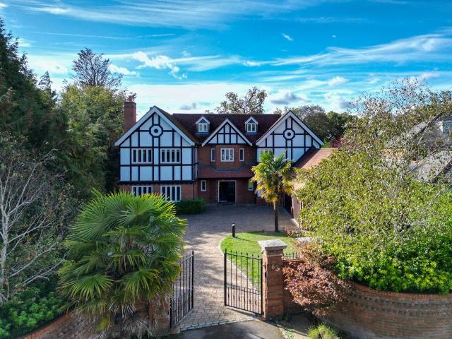 6 bedroom detached house for sale