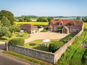 6 bedroom detached house for sale