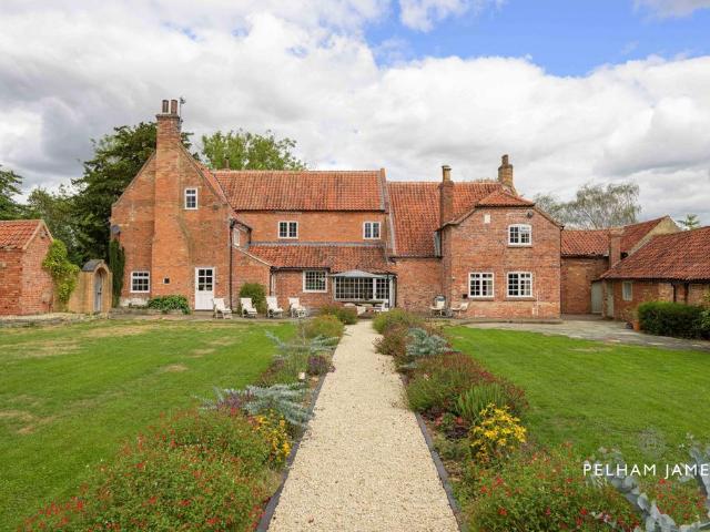 6 bedroom detached house for sale
