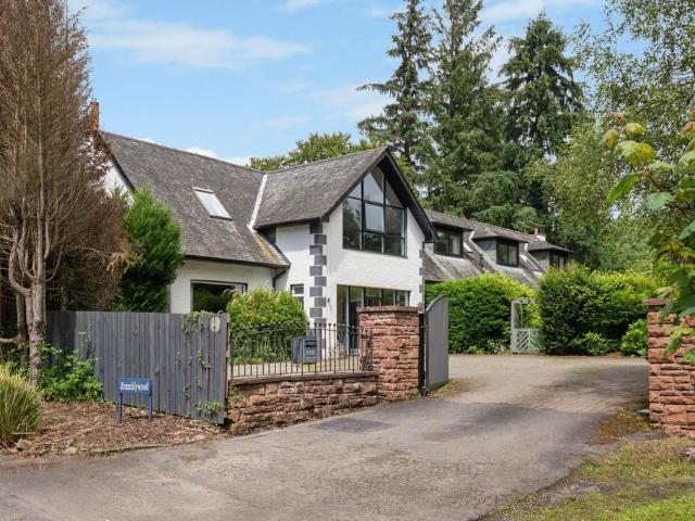 6 bedroom detached house for sale