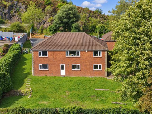 6 bedroom detached house for sale