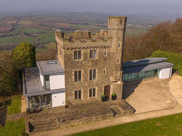 6 bedroom detached house for sale