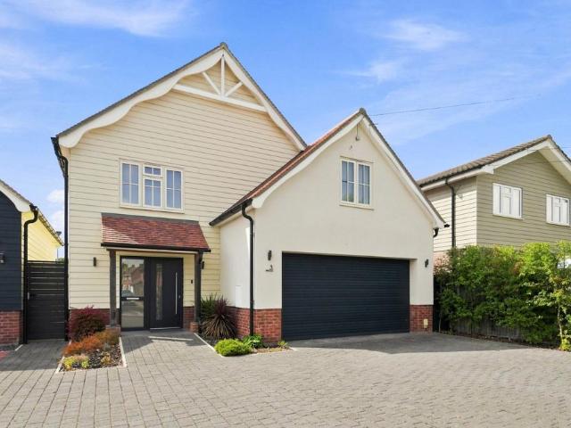 6 bedroom detached house for sale