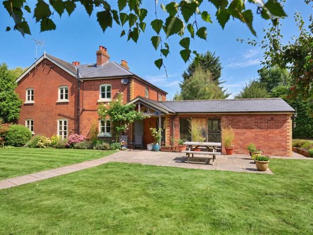 6 bedroom detached house for sale