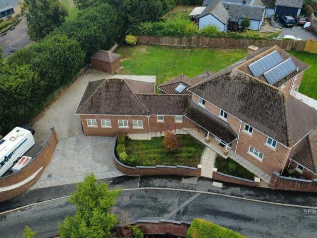 6 bedroom detached house for sale