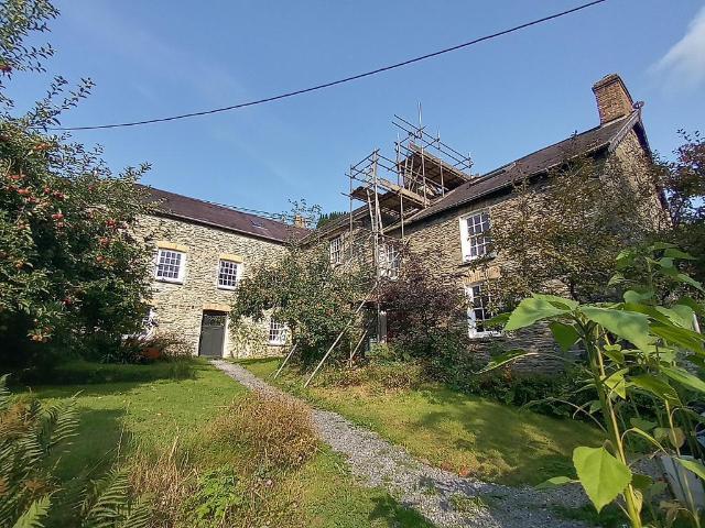 6 bedroom detached house for sale