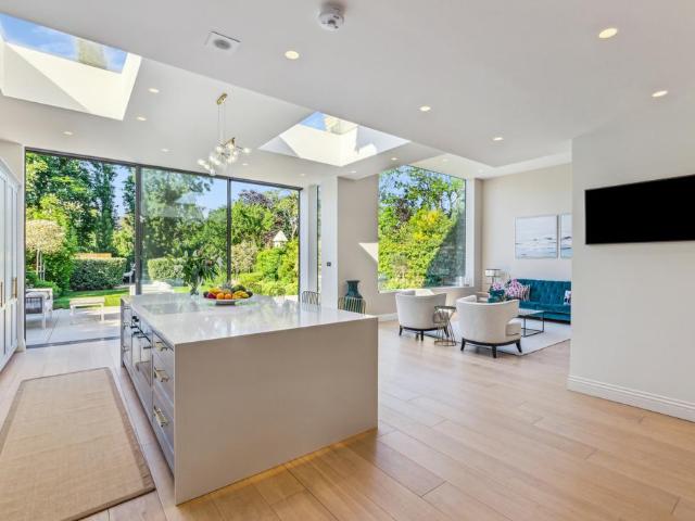 6 bedroom detached house for sale