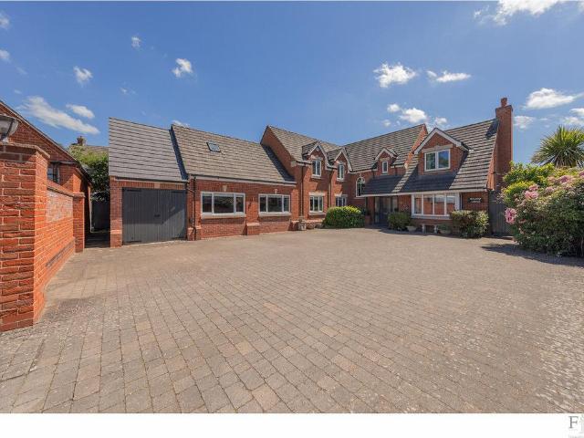 6 bedroom detached house for sale